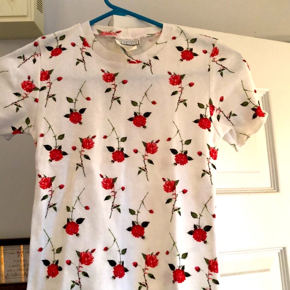 NWT 100% cotton top, brand new ! White with red roses , short sleeves. - Picture 7 of 10